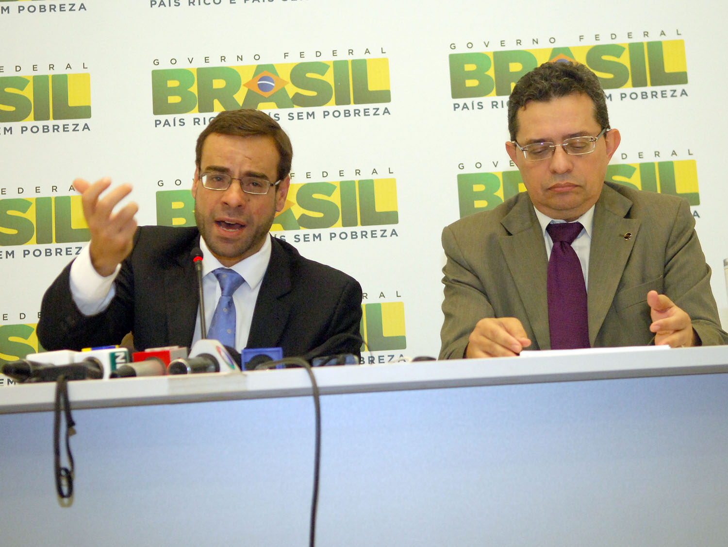 Ministro Brizola Neto e sec Manoel Mecias durante coletiva sobre nova portaria de procedimentos de registro sindical.